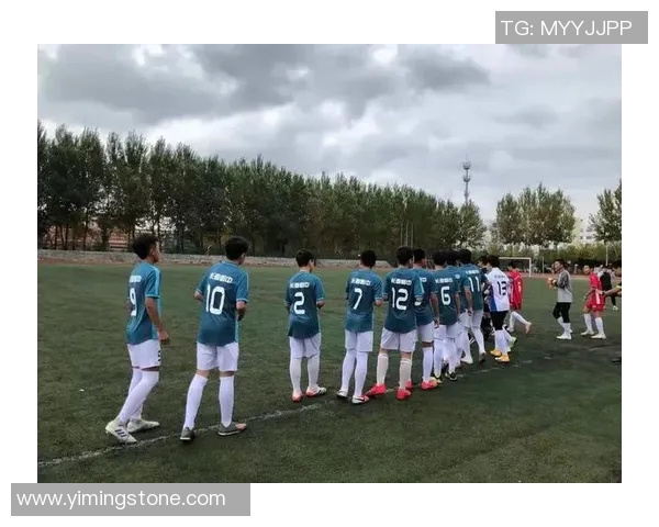 西安足球俱乐部奋力拼搏新赛季展现青春风采与团队精神